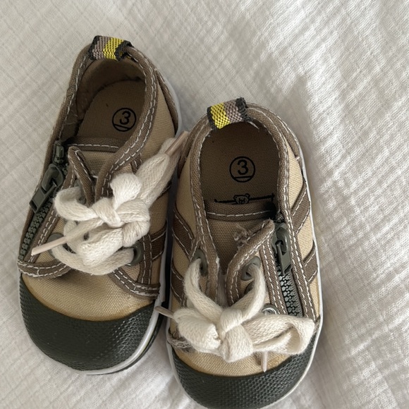2/$20 Vintage Sneakers With Side Zippers | Teddy’s Choice | Size 3 - Picture 2 of 3